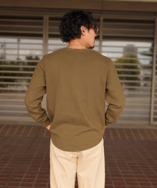 【カーキ】ワッフルヘンリーネックT